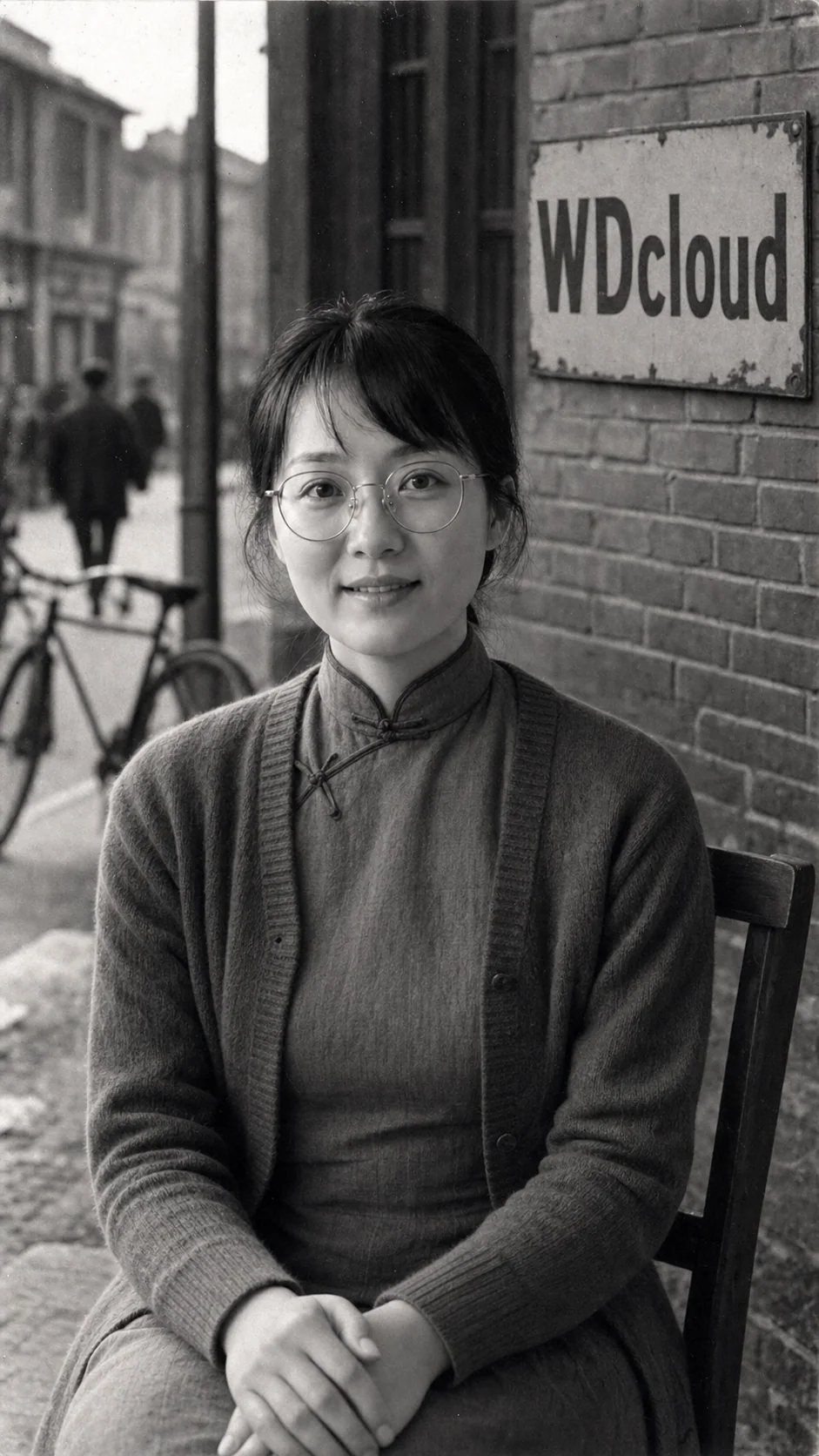 保持同一女性身份，穿民国时期服装站在老街户外，画面为早期黑白胶片质感，背景有WDcloud搪瓷牌